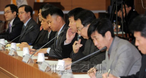19일 오전 과천 정부청사에서 지식경제부 조영신 석유산업과장 주재로 가짜 석유 근절 대책회의가 열리고 있다. 회의에 참석한 관계자들이 조영신 석유산업과장의 모두발언을 듣고 있다./안훈기자 rosedale@ 2012.01.19\r\n19일 오전 과천 정부청사에서 지식경제부 조영신 석유산업과장 주재로 가짜 석유 근절 대책회의가 열리고 있다. 회의에 참석한 관계자들이 조영신 석유산업과장의 모두발언을 듣고 있다./안훈기자 rosedale@ 2012.01.19