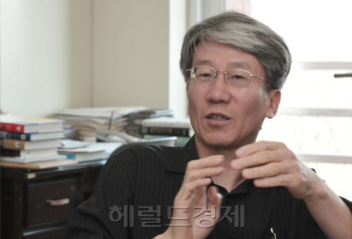 한동철 서울여대 경영학과 교수.<br />부자학연구학회장.<br />정희조 기자/checho@heraldm.com 110128\r\n한동철 서울여대 경영학과 교수.\n부자학연구학회장.\n정희조 기자/checho@heraldm.com 110128\r\n한동철 서울여대 경영학과 교수.\n부자학연구학회장.\n정희조 기자/checho@heraldm.com 110128