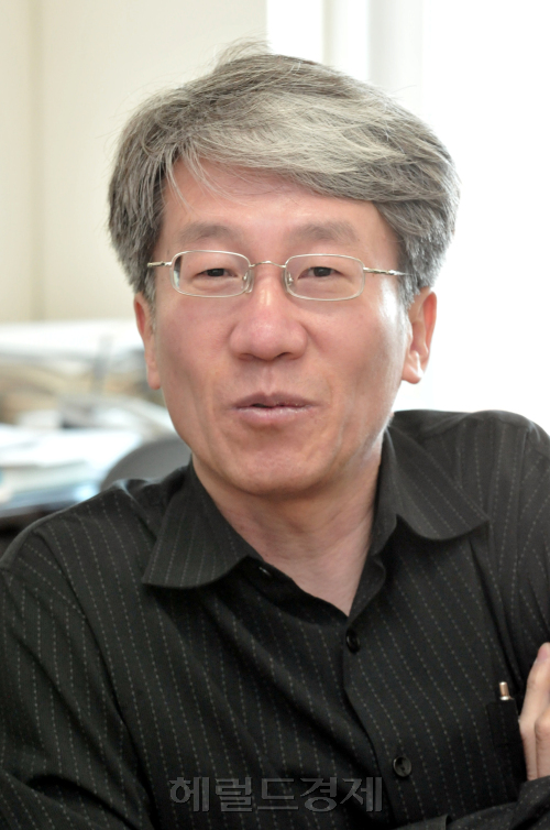 한동철 서울여대 경영학과 교수.<br />부자학연구학회장.<br />정희조 기자/checho@heraldm.com 110128\r\n한동철 서울여대 경영학과 교수.\n부자학연구학회장.\n정희조 기자/checho@heraldm.com 110128\r\n한동철 서울여대 경영학과 교수.\n부자학연구학회장.\n정희조 기자/checho@heraldm.com 110128