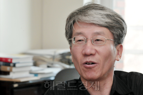한동철 서울여대 경영학과 교수.<br />부자학연구학회장.<br />정희조 기자/checho@heraldm.com 110128\r\n한동철 서울여대 경영학과 교수.\n부자학연구학회장.\n정희조 기자/checho@heraldm.com 110128\r\n한동철 서울여대 경영학과 교수.\n부자학연구학회장.\n정희조 기자/checho@heraldm.com 110128