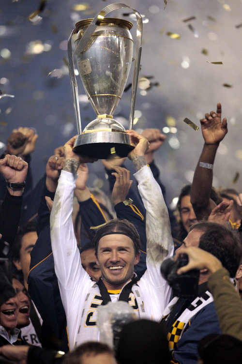 <YONHAP PHOTO-0338> FILE - This is a Sunday, Nov. 20, 2011 file photo of Los Angeles Galaxy midfielder David Beckham, center, as he holds up the MLS Cup after they won their championship soccer match against the Houston Dynamo, in Carson, Calif. David Beckham has re-signed with the Los Angeles Galaxy, agreeing to a new two-year contract with the Major League Soccer club. The 36-year-old former England captain signed the deal on Wednesday, Jan. 18 2012 after turning down a chance to move back to Europe with Paris Saint-Germain. (AP Photo / Bret Hartman, File)/2012-01-19 09:29:31/ <저작권자 ⓒ 1980-2012 ㈜연합뉴스. 무단 전재 재배포 금지.>
Los Angeles Galaxy midfielder David Beckham AP-Yonhap News
Los Angeles Galaxy midfielder David Beckham AP-Yonhap News