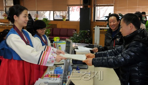 19일 오전 서울 강동구 강동구청에서 설을 맞아 한복차림으로 민원인을 맞이하고 있다./ 안훈기자 rosedale@ 2012.01.19\r\n19일 오전 서울 강동구 강동구청에서 설을 맞아 한복차림으로 민원인을 맞이하고 있다./ 안훈기자 rosedale@ 2012.01.19