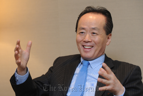 금난세 인터뷰.<br />이상섭 기자. babtong@heraldm.com 2012.01.18
Gum Nanse speaks to The Korea Herald on Wednesday at the Hotel Shilla in Jangchung-dong, central Seoul.  Lee Sang-sub/The Korea Herald
