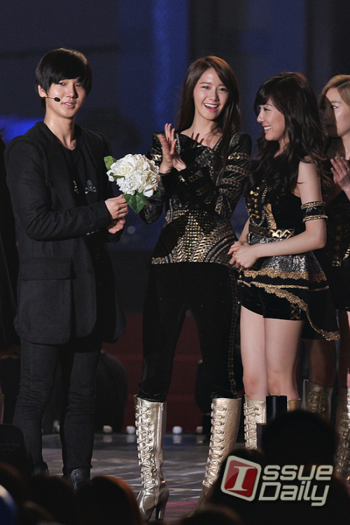 예성(김종운), 가수(슈퍼주니어), 뮤지컬배우/<포토뉴스> 슈퍼주니어 예성, 소녀시대 축하에 함박웃음~