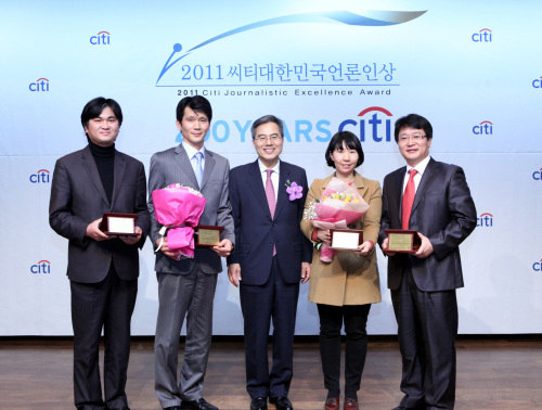 헤럴드경제신문이 기획시리즈로 제작한 ‘한국 금융글로벌 경영시대 연다’가 한국씨티은행이 주관한 ‘2011 씨티대한민국언론인상’에서 금융시장부문 으뜸상을 수상했다. 하영구 한국씨티은행장(가운데)과 헤럴드경제 경제부 기자들이 지난 19일 오후 서울 장충동 신라호텔에서 열린 시상식에서 수상 기념 사진을 찍고 있다. 사진은 왼쪽부터 신창훈 차장, 김양규 기자, 하 행장, 오연주 기자, 윤재섭 금융팀장.