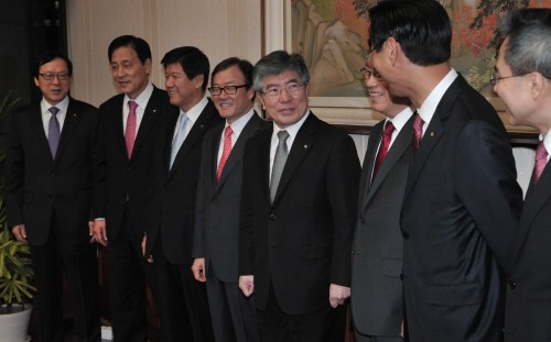 20일 한국은행에서 열린 금융협의회에 참석한 김중수 한은총재가 협의회에 참석한 시중은행장들과 악수를 하고 있다.<br />정희조 기자/checho@heraldm.com 120120\r\n김중수 한국은행 총재는 20일 오전 시중은행장들과 금융협의회를 가진 자리에서 “금융이 실물에  대응하기 위해 움직이다 보면 반응이 더 커지는 경향이 있다”면서 “앞으로 이를 조율하는 것이 과제”라고 지적했다. 이날 협의회에는 민병덕 국민은행장, 이순우 우리은행장, 서진원 신한은행장, 조준희 중소기업은행장, 김정태 하나은행장, 하영구 한국씨티은행장, 김용환 수출입은행장이 참석했다.