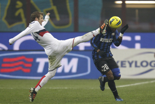 <YONHAP PHOTO-0598> Inter Milan midfielder Obi, right, of Nigeria, challenges for the ball with Genoa midfielder Felipe Seymur of Chile, during the Italian Cup l soccer match between Inter Milan and Genoa, at the San Siro stadium in Milan, Italy, Thursday, Jan. 19, 2012. (AP Photo/Luca Bruno)/2012-01-20 07:38:42/ <저작권자 ⓒ 1980-2012 ㈜연합뉴스. 무단 전재 재배포 금지.>
Midfielder Joel Obi (right) of Inter Milan is fouled by Genoa midfielder Felipe Seymur of Chile, during the match between Inter Milan and Genoa at the San Siro stadium in Milan on Thursday.  AP-Yonhap News