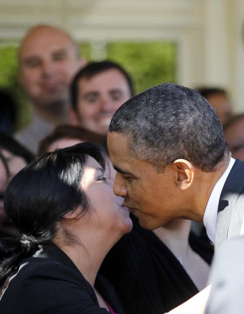 <YONHAP PHOTO-0448> President Barack Obama kisses a woman as he works a rope line following his remarks on tourism and travel, Thursday, Jan. 19, 2012, along Main Street USA at the Walt Disney World Resort in Lake Buena Vista, Fla. (AP Photo/Haraz N. Ghanbari)/2012-01-20 05:57:35/ <저작권자 ⓒ 1980-2012 ㈜연합뉴스. 무단 전재 재배포 금지.>\r\n<YONHAP PHOTO-0448> President Barack Obama kisses a woman as he works a rope line following his remarks on tourism and travel, Thursday, Jan. 19, 2012, along Main Street USA at the Walt Disney World Resort in Lake Buena Vista, Fla. (AP Photo/Haraz N. Ghanbari)/2012-01-20 05:57:35/ <저작권자 ⓒ 1980-2012 ㈜연합뉴스. 무단 전재 재배포 금지.>