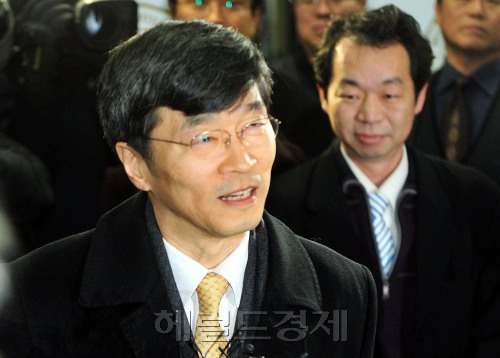 곽노현 교육감에게 벌금 3,000만원이 선고되면서 업무복귀의 길이 열려  벌금형을 받고 석방된 곽노현 서울시 교육감이 20일 업무에 복귀하고 있다. 박현구 기자phko@heraldm.com 2012.01.20