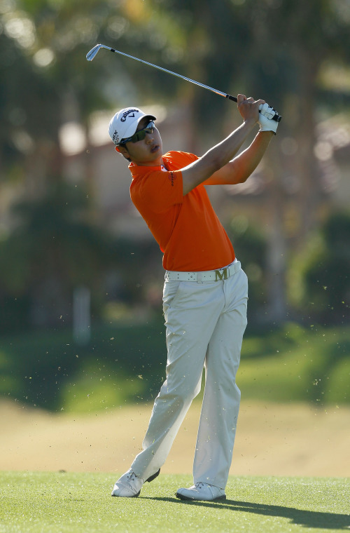 <YONHAP PHOTO-0751> LA QUINTA, CA - JANUARY 19: Sang-Moon Bae of South Korea hits his approach shot from the ninth fairway of the Nicklaus Private Course at PGA West, as his caddie looks on during the first round of the Humana Challenge In Partnership With The Clinton Foundation on January 19, 2012 in La Quinta, California. Jeff Gross/Getty Images/AFP== FOR NEWSPAPERS, INTERNET, TELCOS & TELEVISION USE ONLY == /2012-01-20 08:57:02/ <저작권자 ⓒ 1980-2012 ㈜연합뉴스. 무단 전재 재배포 금지.>
Bae Sang-moon hits his approach shot from the ninth fairway of the Nicklaus Private Course at PGA West, during the first round of the Humana Challenge In Partnership With The Clinton Foundation in La Quinta, California, Thursday.  AFP-Yonhap News