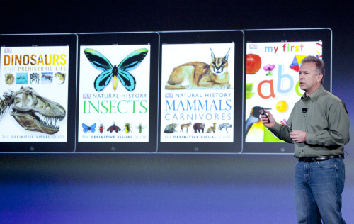 <YONHAP PHOTO-0793> Philip Schiller, Apple?s senior vice president of Worldwide Marketing, discusses iBooks textbooks available from Dorling Kindersley for iPad, Thursday, Jan. 19, 2012 in New York. IBooks 2 will be able to display books with videos and other interactive features. (AP Photo/Mark Lennihan)/2012-01-20 10:02:32/ <저작권자 ⓒ 1980-2012 ㈜연합뉴스. 무단 전재 재배포 금지.>
Philip Schiller, Apple’s senior vice president of Worldwide Marketing, discusses iBooks textbooks available from Dorling Kindersley for iPad in New York on Thursday.  AP-Yonhap News