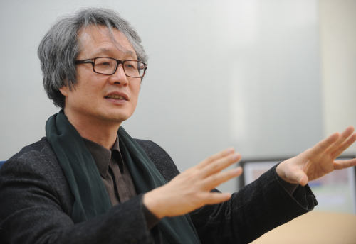 Song Inho, architecture professor of the University of Seoul and director of the Institute of Seoul Studies, speaks about Seoul Fortress Wall and projects of the institute.
(Lee Sang-sub/The Korea Herald)