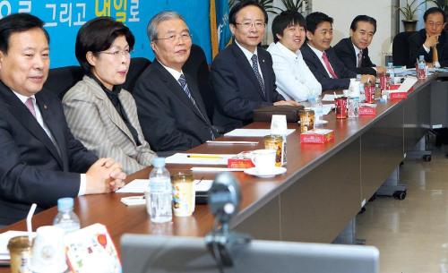 The Grand National Party’s emergency leadership member Kim Jong-in (third from left) attends a council meeting at the National Assembly in Seoul on Friday amid a controversy over his remarks that President Lee Myung-bak should leave the ruling party. Some members loyal to the president are demanding Kim’s resignation. (Yonhap News)