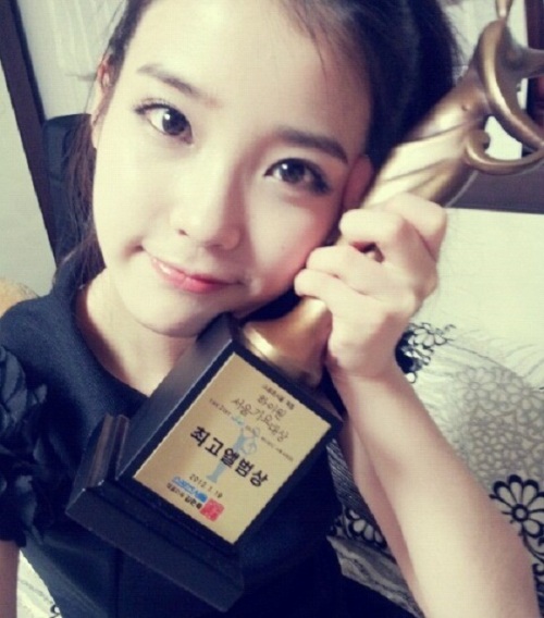 아이유(김지은), 가수/아이유 최고앨범상 인증샷…“보기만해도 기운이 솟아”