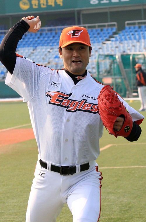 <YONHAP PHOTO-0579> 박찬호 투구 폼 (대전=연합뉴스) 양영석 기자 = 6일 대전 한밭야구장에서 열린 프로야구 한화이글스의 시무식이 열린 가운데 박찬호가 몸을 풀고 있다.2012.1.6 youngs@yna.co.kr/2012-01-06 11:44:11/ <저작권자 ⓒ 1980-2012 ㈜연합뉴스. 무단 전재 재배포 금지.>
Hanwha’s Park Chan-ho  Yonhap News
