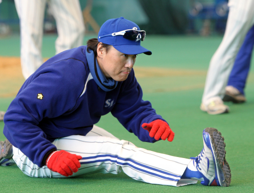 <YONHAP PHOTO-0669> 새해 첫 훈련 (대구=연합뉴스) 이재혁 기자 = 9일 삼성 라이온즈 이승엽이 경북 경산시 삼성볼파크에서 열린 새해 첫 훈련에 참여하고 있다. 2011.9.9 yij@yna.co.kr/2012-01-09 13:54:08/ <저작권자 ⓒ 1980-2012 ㈜연합뉴스. 무단 전재 재배포 금지.>
Samsung’s Lee Seung-yeop  Yonhap News