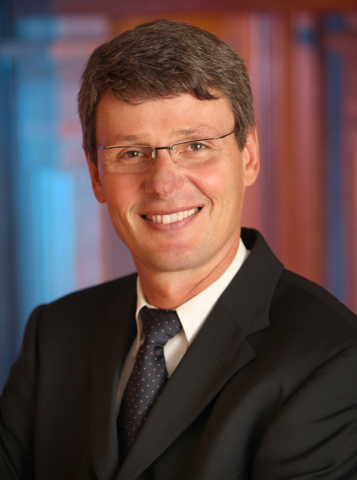 <YONHAP PHOTO-0908> An undated handout photograph shows Thorsten Heins, newly named president and chief executive officer of Research In Motion Ltd., released to the media on Monday, Jan. 23, 2012. Research In Motion Ltd. shook up its top management, replacing co-Chief Executive Officers Jim Balsillie and Mike Lazaridis, who guided the BlackBerry maker for two decades and struggled to compete against Apple Inc. Heins will replace the pair in the CEO post effective immediately, RIM said in a statement. Source: Research In Motion Ltd. via Bloomberg EDITOR'S NOTE: NO SALES. EDITORIAL USE ONLY. USE ONLY./2012-01-23 19:24:02/ <저작권자 ⓒ 1980-2012 ㈜연합뉴스. 무단 전재 재배포 금지.>
Thorsten Heins, newly named president and CEO of Research In Motion Ltd.  Bloomberg