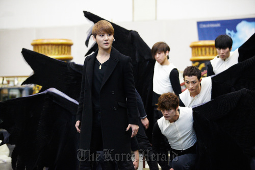 Popular hallyu boy band JYJ member Junsu stars in “Elisabeth.”  Theatro