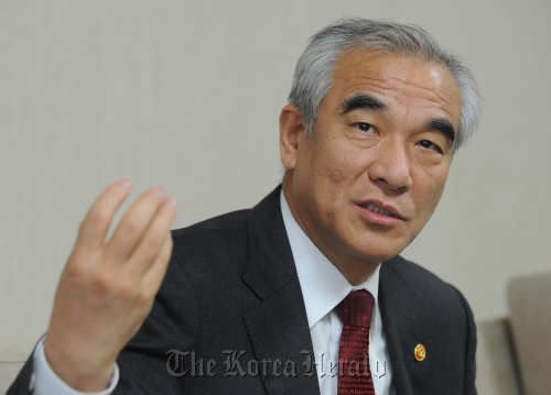 최광식 장관 인터뷰.<br />이상섭 기자. babtong@heraldm.com 2012.01.19
Culture Minister Choe Kwang-shik speaks to The Korea Herald in his office on Jan. 19. Lee Sang-sub/The Korea Herald