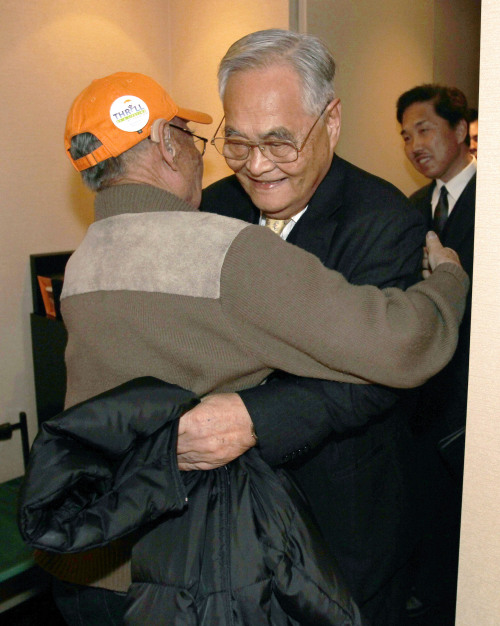 <YONHAP PHOTO-1080> Minoru Ohye, left, hugs his younger brother Hiroshi Kamimura during their reunion in Kyoto, Japan, Monday, Jan. 23, 2012. Japanese-American Ohye traveled all the way to Japan to celebrate his 86th birthday Monday with his only brother Hiroshi, 84, whom he had not seen in nearly 60 years. (AP Photo/Shizuo Kambayashi)/2012-01-23 23:06:12/ <저작권자 ⓒ 1980-2012 ㈜연합뉴스. 무단 전재 재배포 금지.>
Minoru Ohye (left) hugs his younger brother Hiroshi Kamimura during their reunion in Kyoto, Monday.  AP-Yonhap News