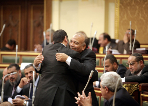 <YONHAP PHOTO-0065> Saad el-Katatni, an Islamist lawmaker from the Muslim Brotherhood, embraces another member of parliament after being nominated by the Freedom and Justice Party for the post of the Parliament Speaker at the first Egyptian parliament session after the revolution that ousted former President Hosni Mubarak, in Cairo, Egypt, Monday, Jan. 23, 2012. The parliament elected in Egypt's first legislative vote after Hosni Mubarak's ouster nearly a year ago held its inaugural session on Monday, with Islamists dominating the 498-seat chamber that will oversee the drafting of a new constitution. (AP Photo/Asmaa Waguih,Pool)/2012-01-24 01:09:53/ <저작권자 ⓒ 1980-2012 ㈜연합뉴스. 무단 전재 재배포 금지.>
Saad el-Katatni embraces a lawmaker after being nominated as parliament speaker in Cairo on Monday. AP-Yonhap News
Saad el-Katatni embraces a lawmaker after being nominated as parliament speaker in Cairo on Monday. AP-Yonhap News