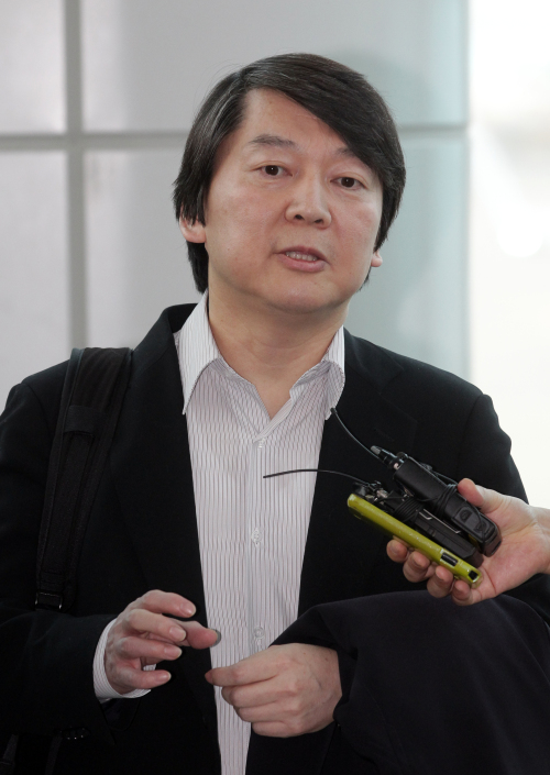 <YONHAP PHOTO-0591> 질문에 답하는 안철수 원장 (영종도=연합뉴스) 최재구 기자 = 안철수 서울대 융합과학기술대학원장이 21일 오후 미국 방문일정을 마치고 인천국제공항을 통해 귀국하며 기자들의 질문에 답하고 있다. 2012.1.21 jjaeck9@yna.co.kr/2012-01-21 17:40:27/ <저작권자 ⓒ 1980-2012 ㈜연합뉴스. 무단 전재 재배포 금지.>
Ahn Cheol-soo, Seoul National University professor and founder of IT enterprise AhnLab, talks to reporters at Incheon International Airport Saturday after returning from his trip to the United States.
Yonhap News