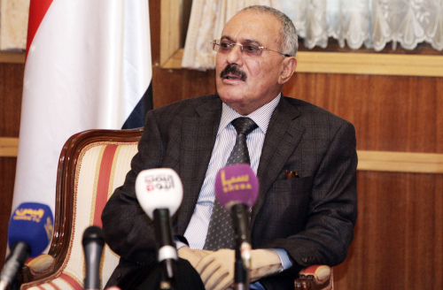 <YONHAP PHOTO-0042> In this Sunday, Jan. 22, 2012 photo made available by the office of the Yemen presidency, Yemen's President Ali Abdullah Saleh speaks to the state media reporters at the Presidential Palace in Sanaa, Yemen. Yemeni President Ali Abdullah Saleh said Sunday he will travel to Washington for medical treatment and he asked Yemenis for forgiveness, saying it is time to hand over power in a farewell speech, state media reported. (AP Photo) EDITORIAL USE ONLY, NO SALES/2012-01-23 01:02:36/ <저작권자 ⓒ 1980-2012 ㈜연합뉴스. 무단 전재 재배포 금지.>
Ali Abdullah Saleh. AP-Yonhap News
Ali Abdullah Saleh. AP-Yonhap News