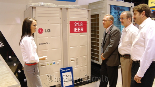 An LG Electronics official introduces the company’s commercial air conditioners to its potential customers at the International AHR Expo in Chicago on Tuesday. LG Electronics