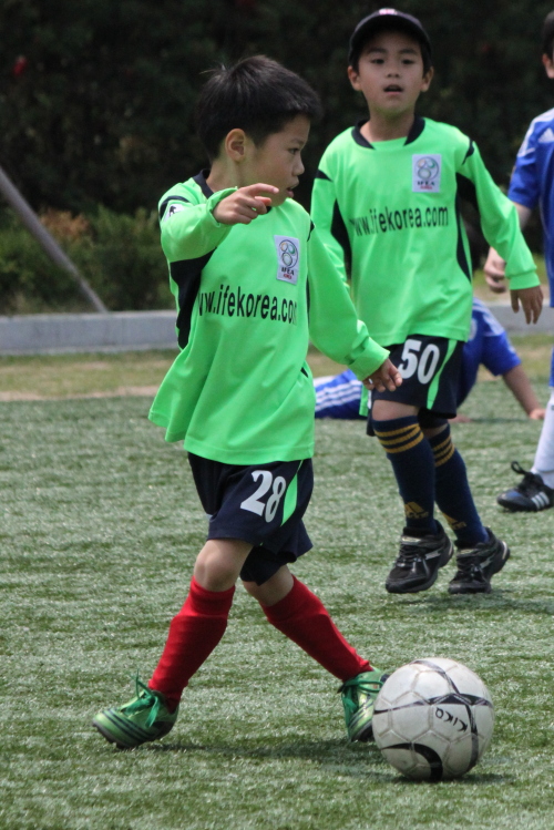 A boy controls the ball during a previous IFE training session.
(IFE)