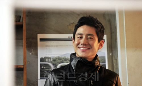 신하균<br />김명섭 기자 msiron@\r\n신하균\r\n김명섭 기자 msiron@