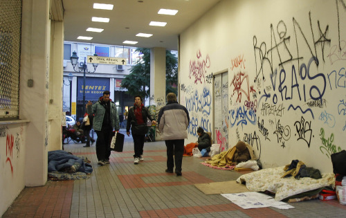 <YONHAP PHOTO-0245> Homeless people sleep outside Monastiraki metro station in Athens, on Tuesday, Jan. 24, 2012. Europe and private investors were gearing up for hard negotiations on how to cut Greece's massive debt Tuesday, after the region's finance ministers adopted a tough stance on how much rescue money they would pump into the Greek economy. (AP Photo/Thanassis Stavrakis)/2012-01-25 01:26:52/ <저작권자 ⓒ 1980-2012 ㈜연합뉴스. 무단 전재 재배포 금지.>\r\n<YONHAP PHOTO-0245> Homeless people sleep outside Monastiraki metro station in Athens, on Tuesday, Jan. 24, 2012. Europe and private investors were gearing up for hard negotiations on how to cut Greece's massive debt Tuesday, after the region's finance ministers adopted a tough stance on how much rescue money they would pump into the Greek economy. (AP Photo/Thanassis Stavrakis)/2012-01-25 01:26:52/ <저작권자 ⓒ 1980-2012 ㈜연합뉴스. 무단 전재 재배포 금지.>