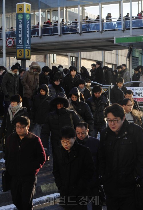 짧은 설 연휴를 마친 시민들이 일상으로 복귀하고 있다. 매서운 추위를 보이는 25일 오전 서울 구로구 구로디지털단지역을 이용해 출근하는 시민들의 발길에 고향의 넉넉함이 묻어 있는 듯 하다. 박해묵 기자/mook@heraldm.com\r\n짧은 설 연휴를 마친 시민들이 일상으로 복귀하고 있다. 매서운 추위를 보이는 25일 오전 서울 구로구 구로디지털단지역을 이용해 출근하는 시민들의 발길에 고향의 넉넉함이 묻어 있는 듯 하다. 박해묵 기자/mook@heraldm.com\r\n짧은 설 연휴를 마친 시민들이 일상으로 복귀하고 있다. 매서운 추위를 보이는 25일 오전 서울 구로구 구로디지털단지역을 이용해 출근하는 시민들의 발길에 고향의 넉넉함이 묻어 있는 듯 하다. 박해묵 기자/mook@heraldm.com