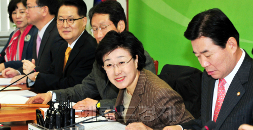 민주통합당 한명숙 대표가 25일 국회에서 최고위원회의를 주재하고 있다. 박현구 기자phko@heraldm.com 2012.01.25\r\n설 연휴가 끝나고 25일 처음 열린 민주통합당 최고위원회의에서 한명숙 대표가 모바일 투표만이 금품선거를 막을 수 있다면서 한나라당에 거듭 선거법 개정을 주문했다.  박현구 기자/phko@heraldm.com