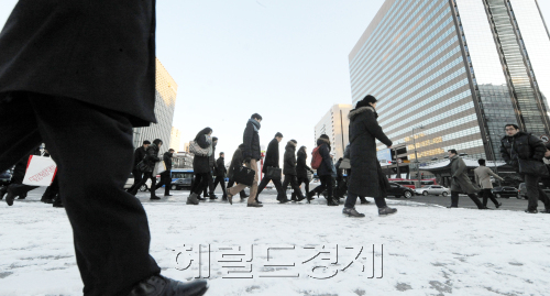 설 연휴가 끝나고 첫 출근을 하는 25일 오전 서울 광화문 일대 직장인들이 일상으로의 복귀를 서두르고 있다./ 안훈기자 rosedale@ 2012.01.25\r\n설 연휴가 끝나고 첫 출근을 하는 25일 오전 서울 광화문 일대 직장인들이 일상으로의 복귀를 서두르고 있다./ 안훈기자 rosedale@ 2012.01.25\r\n설 연휴가 끝나고 첫 출근을 하는 25일 오전 서울 광화문 일대 직장인들이 일상으로의 복귀를 서두르고 있다./ 안훈기자 rosedale@ 2012.01.25\r\n짧은 설 연휴를 마친 시민들이 일상으로 복귀하고 있다. 매서운 추위를 보인 25일 오전 서울 광화문 광장을 지나 출근하는 시민들의 발걸음에 고향의 넉넉함이 묻어 있는 듯하다. 	 박해묵 기자/mook@heraldm.com