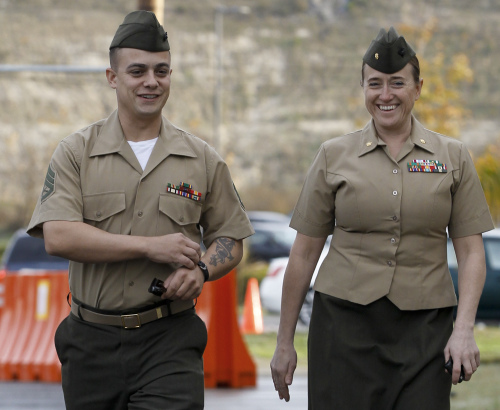 <YONHAP PHOTO-0969> Marine Corps Staff Sgt. Frank Wuterich, left, arrives with his military defense attorney, Meridith Marshall for a court session at Camp Pendleton in Camp Pendleton, Calif., Tuesday, Jan. 24, 2012. (AP Photo/Chris Carlson)/2012-01-25 09:13:27/ <저작권자 ⓒ 1980-2012 ㈜연합뉴스. 무단 전재 재배포 금지.>
U.S. marine Frank Wuterich (left) arrives at Camp Pendleton, California on Tuesday. AP-Yonhap News