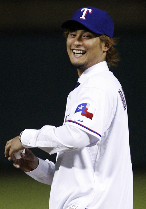 <YONHAP PHOTO-0374> New Texas Rangers pitcher Yu Darvish wears his team's jersey after a baseball news conference at Rangers Ballpark in Arlington, Texas, Friday, Jan. 20, 2012. The introduction came two days after Darvish and the Rangers agreed to a six-year contract. (AP Photo/LM Otero)/2012-01-21 11:54:48/ <저작권자 ⓒ 1980-2012 ㈜연합뉴스. 무단 전재 재배포 금지.>
Yu Darvish