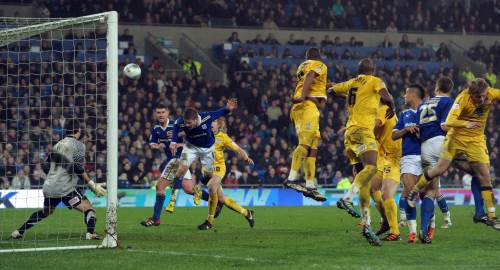 <YONHAP PHOTO-0959> Cardiff City's Aron Gunnarsson (3rd L) heads the ball against the crossbar during the League Cup semi final football match between Cardiff City and Crystal Palace at The Cardiff City Stadium in Cardiff on January 24, 2012. AFP PHOTO/PAUL ELLIS --- RESTRICTED TO EDITORIAL USE Additional licence required for any commercial/promotional use or use on TV or internet (except identical online version of newspaper) of Premier League/Football League photos. Tel DataCo +44 207 2981656. Do not alter/modify photo. /2012-01-25 08:52:32/ <저작권자 ⓒ 1980-2012 ㈜연합뉴스. 무단 전재 재배포 금지.>
Cardiff City’s Aron Gunnarsson (third from left) heads the ball against Crystal Palace.  AFP-Yonhap News