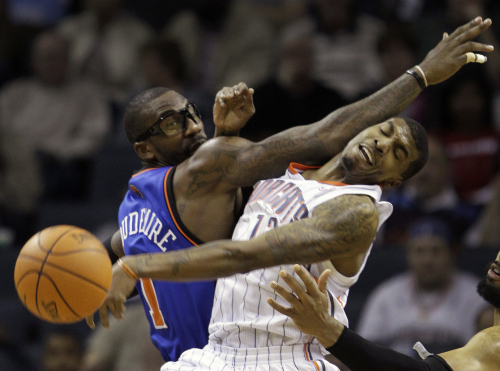 <YONHAP PHOTO-1046> New York Knicks' Amare Stoudemire, left, and Charlotte Bobcats' Tyrus Thomas, right, battle for a rebound during the first half of an NBA basketball game in Charlotte, N.C., Tuesday, Jan. 24, 2012. (AP Photo/Chuck Burton)/2012-01-25 10:16:57/ <저작권자 ⓒ 1980-2012 ㈜연합뉴스. 무단 전재 재배포 금지.>
New York Knicks forward Amare Stoudemire (left) and Charlotte Bobcats forward Tyrus Thomas battle for a rebound in the first half.  AP-Yonhap News