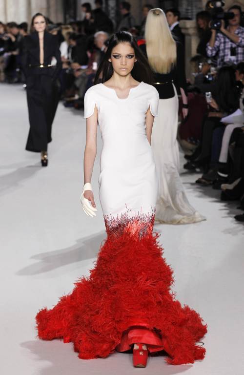 <YONHAP PHOTO-0364> A model presents a creation by French designer Stephane Rolland during the Spring/Summer 2012 Haute Couture collection show, on January 24, 2012 in Paris. AFP PHOTO/FRANCOIS GUILLOT /2012-01-25 05:04:41/ <저작권자 ⓒ 1980-2012 ㈜연합뉴스. 무단 전재 재배포 금지.>
Stephane Rolland AFP-Yonhap News