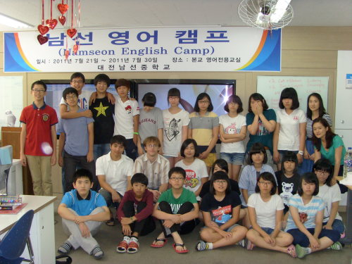 Sharing PAge
English teacher Mike Harrington takes a break from class with his students at Namseon Middle School, Daejeon.