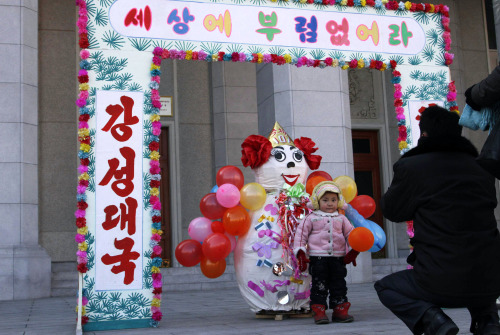 <YONHAP PHOTO-1059> A North Korean man photographs a child in front of a New Year decoration as they celebrate the first day of the Lunar New Year in Pyongyang, North Korea, on Monday, Jan. 23, 2012. Pyongyang residents said they were encouraged to celebrate the traditional holiday as they usually do, despite the death of Kim Jong Il, only the second leader North Koreans have known since the nation was founded in 1948. (AP Photo/Kim Kwang Hyon)/2012-01-23 22:55:03/ <저작권자 ⓒ 1980-2012 ㈜연합뉴스. 무단 전재 재배포 금지.>
A North Korean man photographs a child in front of a New Year decoration as they celebrate the first day of the Lunar New Year in Pyongyang on Monday. AP-Yonhap News