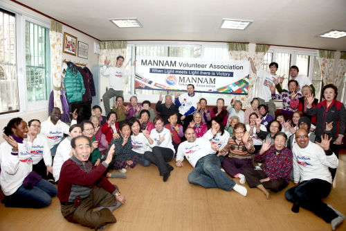 Sharing Page Mannam
International volunteers enjoy time with residents at Daecheong Social Welfare Center in Gangnam, Seoul.  Mannam