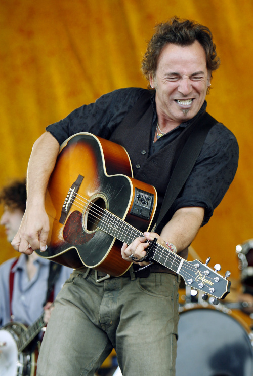 <YONHAP PHOTO-0721> FILE - In this Sunday, April 30, 2006 file photo, Bruce Springsteen performs during the 2006 New Orleans Jazz and Heritage Festival in New Orleans. "The Boss" has been added to the 2012 New Orleans Jazz and Heritage Festival lineup. Bruce Springsteen and the E Street Band are scheduled to perform on Sunday, April 29, 2012, his first Jazz Fest appearance since 2006, when he took the stage with his Seeger Sessions project less than a year after Hurricane Katrina devastated the area. (AP Photo/Alex Brandon)/2012-01-25 05:50:02/ <저작권자 ⓒ 1980-2012 ㈜연합뉴스. 무단 전재 재배포 금지.>
Bruce Springsteen performs during the 2006 New Orleans Jazz and Heritage Festival in New Orleans.  AP-Yonhap News