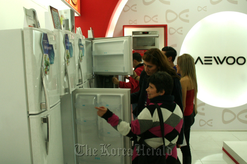 People take a look at Daewoo Electronics’ refrigerators during a recent trade show in Colombia. Daewoo Electronics