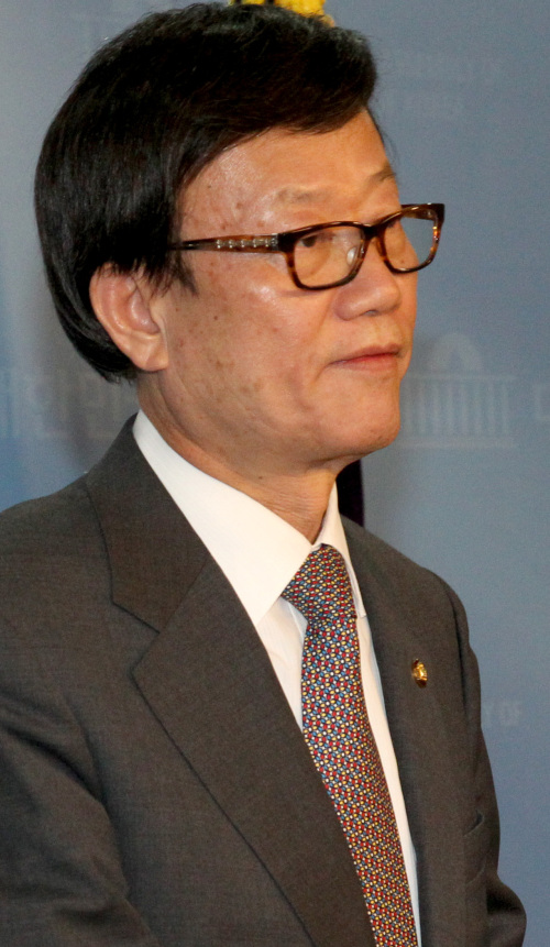 <YONHAP PHOTO-1315> 윤진식, "제일저축銀서 돈 받은 사실 없다" (서울=연합뉴스) 백승렬 기자 = 한나라당 윤진식 의원이 25일 국회 정론관에서 기자회견을 통해 제일저축은행 유동천(72.구속기소) 회장의 정관계 로비의혹에 대한 검찰수사에 대해 유 회장으로부터 금품을 수수한 사실이 전혀 없다고 밝히고 있다. 2012. 1. 25 srbaek@yna.co.kr/2012-01-25 14:06:16/ <저작권자 ⓒ 1980-2012 ㈜연합뉴스. 무단 전재 재배포 금지.>
Rep. Yoon Jin-sik