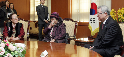<YONHAP PHOTO-1480> 김성환 외교부 장관 위안부 피해 할머니 면담 (서울=연합뉴스) 최재구 기자 = 김성환 외교통상부 장관이 25일 서울 외교부 청사에서 일본군 위안부 피해 할머니들과 면담하고 있다. 2012.1.25 jjaeck9@yna.co.kr/2012-01-25 15:34:45/ <저작권자 ⓒ 1980-2012 ㈜연합뉴스. 무단 전재 재배포 금지.>
Foreign Minister Kim Sung-hwan (right) meets with victims of Japan’s military sex slavery during World War II at the Foreign Ministry in Seoul on Wednesday.  Yonhap News