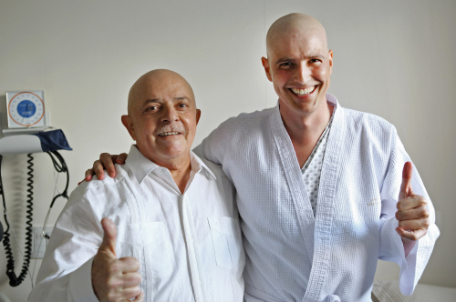 <YONHAP PHOTO-0231> In this photo released by Instituto Lula, Brazil's former President Luiz Inacio Lula da Silva, left, and Brazilian actor Reynaldo Gianecchini give a thumbs up as they pose for a portrait at the hospital where both are being treated for cancer in Sao Paulo, Brazil, Wednesday Jan. 25, 2012. Lula is receiving chemotherapy to treat throat cancer and Gianecchini is being treated for lymphoma. (AP Photo/Ricardo Stuckert, Instituto Lula)/2012-01-26 06:34:16/ <저작권자 ⓒ 1980-2012 ㈜연합뉴스. 무단 전재 재배포 금지.>\r\n<YONHAP PHOTO-0231> In this photo released by Instituto Lula, Brazil's former President Luiz Inacio Lula da Silva, left, and Brazilian actor Reynaldo Gianecchini give a thumbs up as they pose for a portrait at the hospital where both are being treated for cancer in Sao Paulo, Brazil, Wednesday Jan. 25, 2012. Lula is receiving chemotherapy to treat throat cancer and Gianecchini is being treated for lymphoma. (AP Photo/Ricardo Stuckert, Instituto Lula)/2012-01-26 06:34:16/ <저작권자 ⓒ 1980-2012 ㈜연합뉴스. 무단 전재 재배포 금지.>