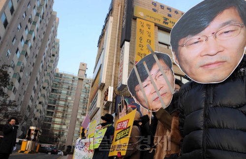 26일 오전 공교육살리기학부모연합이 곽노현 서울시교육감에게 벌금형을 선고한 김형두판사의 일원동 아파트앞에서 구속선고가 아닌  벌금형에 대한 항의 시위를 하고 있다. 이상섭 기자. babtong@heraldm.com 2012.01.26\r\n26일 오전 공교육살리기학부모연합이 곽노현 서울시교육감에게 벌금형을 선고한 김형두판사의 일원동 아파트앞에서 구속선고가 아닌  벌금형에 대한 항의 시위를 하고 있다. 이상섭 기자. babtong@heraldm.com 2012.01.26\r\n26일 오전 공교육살리기학부모연합이 곽노현 서울시교육감에게 벌금형을 선고한 김형두판사의 일원동 아파트앞에서 구속선고가 아닌  벌금형에 대한 항의 시위를 하고 있다. 이상섭 기자. babtong@heraldm.com 2012.01.26