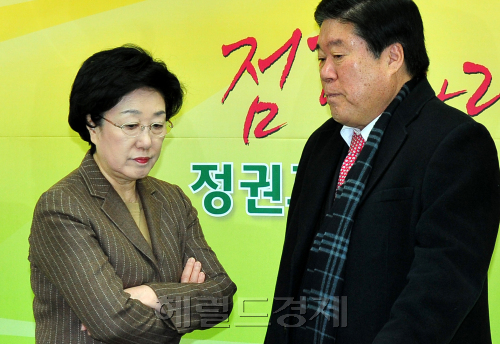 민주통합당 한명숙 대표가 26일 영등포 당사에서 열린 최고위 정개특위 연속회의에서 최규성 의원과 이야기하며 심각한 표정을 하고 있다. 박현구 기자phko@heraldm.com 2012.01.26\r\n민주통합당 한명숙 대표가 26일 영등포당사에서 열린 최고위 정개특위 연속회의에서 최규성 의원과 이야기하며 심각한 표정을 하고 있다.  박현구 기자/phko@heraldm.com