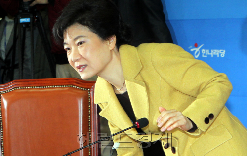 박근혜 한나라당 비상대책위원장은 26일 국회에서 전체회의를 열어 정치쇄신분과가 제출한 4ㆍ11 총선 공천심사위 구성안 등을 토대로 공심위 구성을 논의하고 있다. 박현구 기자phko@heraldm.com 2012.01.26\r\n박근혜 한나라당 비상대책위원장은 26일 국회에서 전체회의를 열어 정치쇄신분과가 제출한 4ㆍ11 총선 공천심사위 구성안 등을 토대로 공심위 구성을 논의하고 있다. 박현구 기자phko@heraldm.com 2012.01.26\r\n한나라당 비상대책위원회는 26일 전체 회의를 열고 수명이 다했다면서 한나라당 이름을 바꾸기로 최종 결론냈다. 박근혜 비상대책위원장이 정치쇄신분과가 제출한 4ㆍ11 총선 공천심사위 구성안 등을 토대로 공심위 구성을 논의하기 위해 자리에 앉고 있다.  박현구 기자/phko@heraldm.com